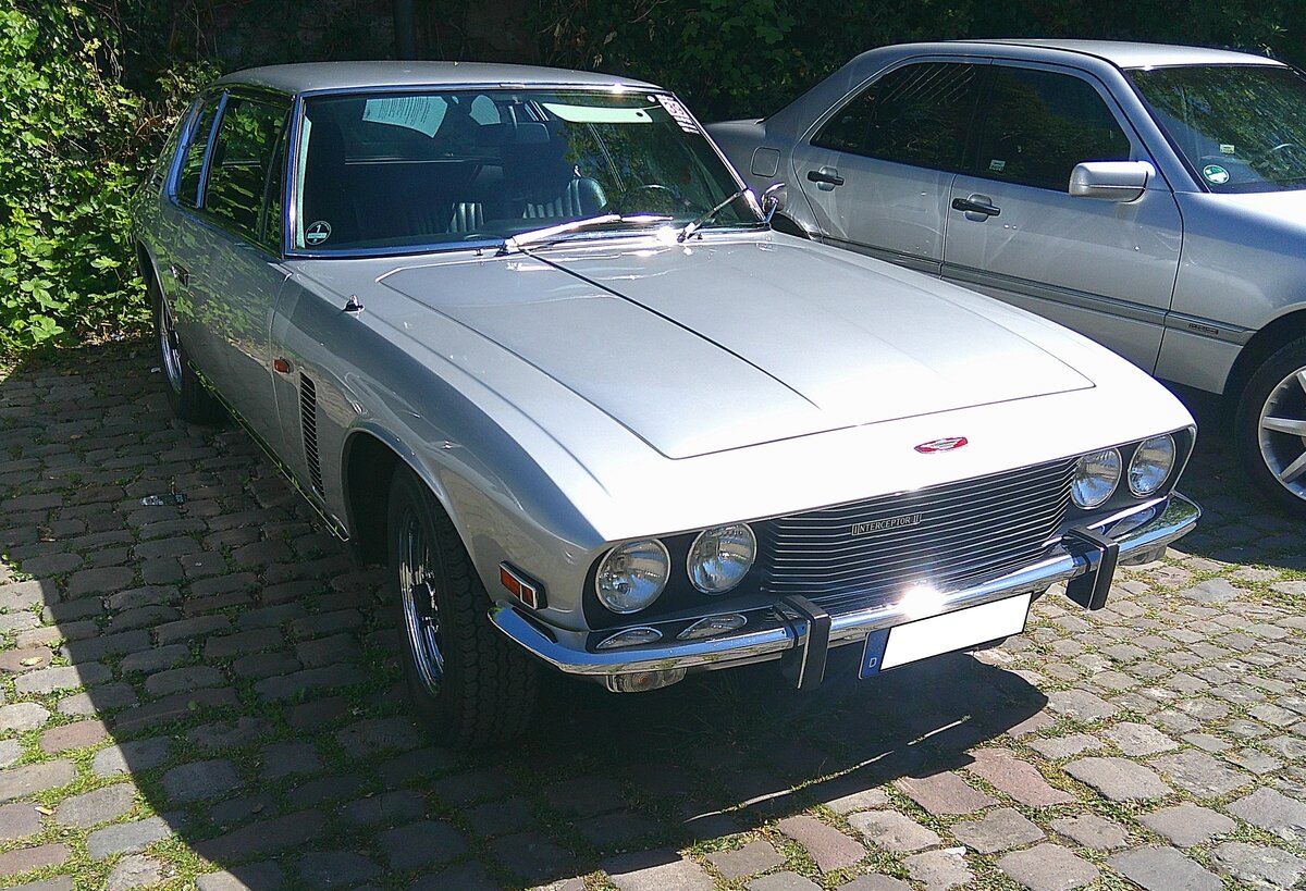 Jensen Interceptor MK2, Die 1936 von den Brüdern Alan und Richard Jensen gegründete Firma begann ursprünglich mit dem Umbau von Ford und Morris Automobilen zu Sportwagen. 1966 stellte die Firma aus West Bromwich ihr Modell Interceptor (zu deutsch Abfangjäger) vor. Es war nicht nur ein sehr innovatives Modell mit Scheibenbremsen an allen vier Rädern, sondern es war auch mit dem von der Firma Dunlop entwickelten Maxaret-Bremssystem ausgerüstet. Ein Vorläufer der heutigen ABS-Systeme. Hier wurde ein Interceptor Mk2 abgelichtet, wie er von 1969 bis 1971 gebaut wurde. Motorisiert ist dieses Sportcoupe mit einem V8-Motor aus dem Regal der Chrysler Gruppe. Der Motor leistet 330 PS aus einem Hubraum von 6276 cm³. Von 1966 bis 1976 wurden lediglich 320 Jensen Interceptor gebaut. 18. Kettwiger Oldtimerfrühling in Essen Kettwig am 01.05.2026.