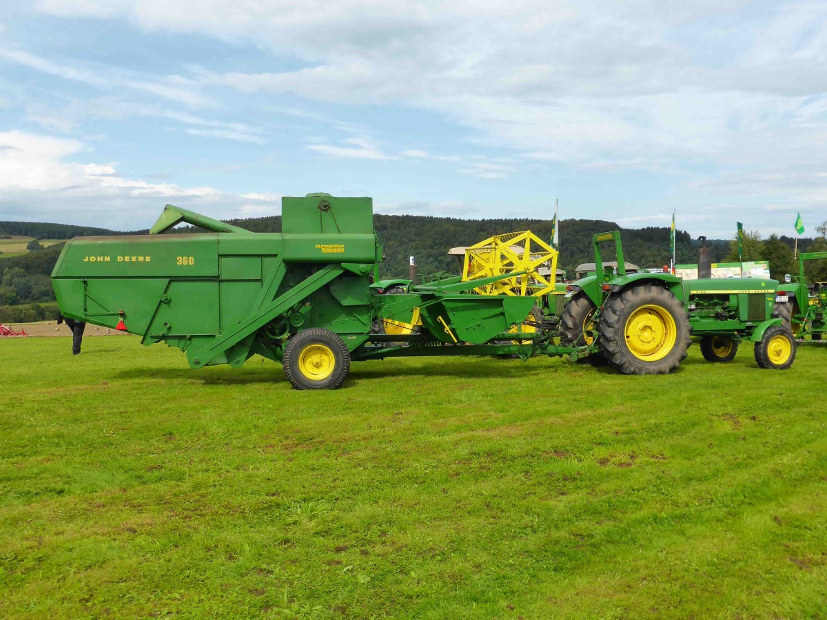 John Deere 3120 mit Mähdrescher JD 360 gesehen beim Lanz & John Deere - Treffen in Kirchheim am See im August 2014