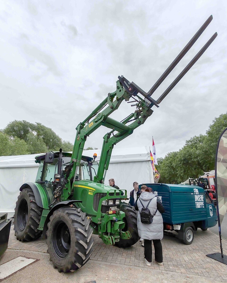 =John Deere  5080 R mit Frontlader H 260 im Dienst der Bundeswehr, gesehen beim Hessentag in Fulda, 06-2026