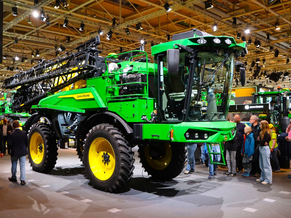 John Deere 540R Feldspritze am 15.11.25 auf der Agritechnica in Hannover Messe