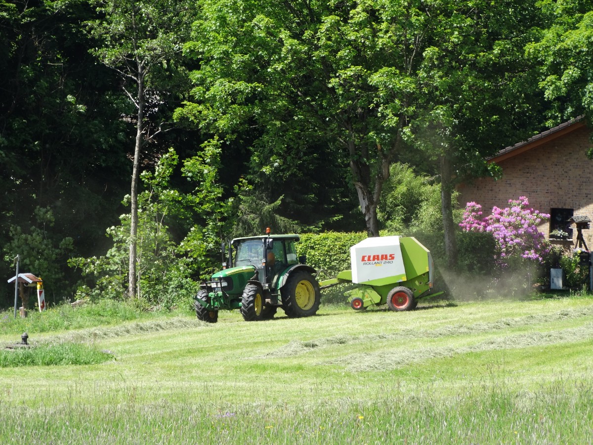 John Deere 5er mit Class Rundballenpresse am 04.06.15 im Vogelsberg 