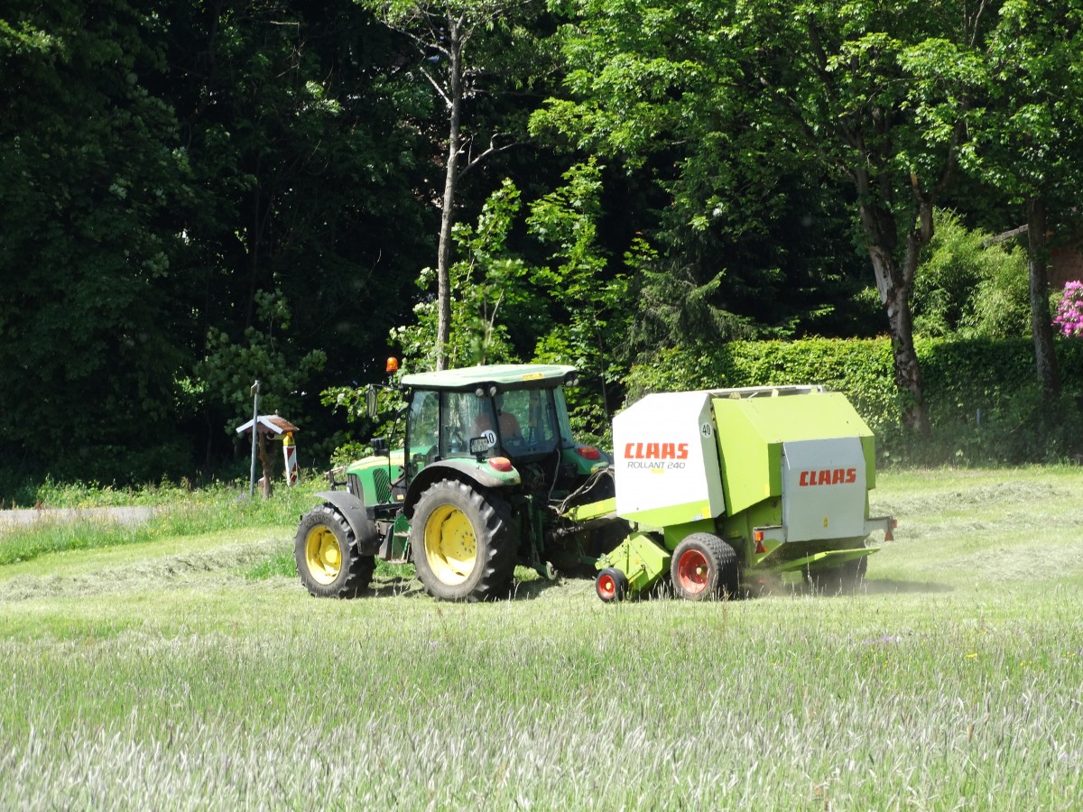 John Deere 5er mit Class Rundballenpresse am 04.06.15 im Vogelsberg