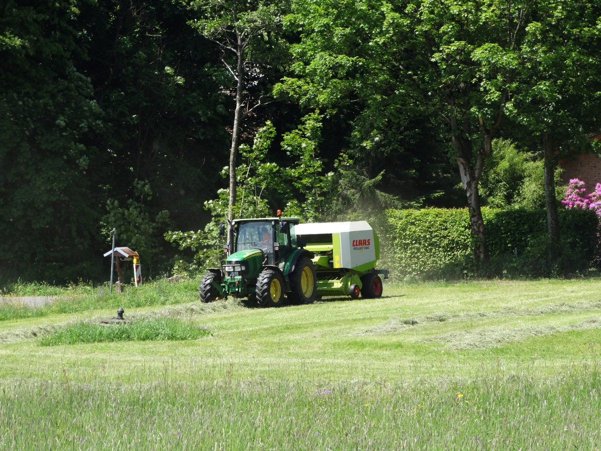 John Deere 5er mit Class Rundballenpresse am 04.06.15 im Vogelsberg