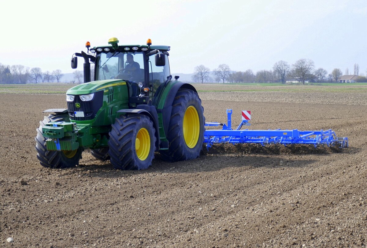 John Deere 6210R Allradschlepper  mit Eggenkombination bei der Feldbestellung, Juni 2026