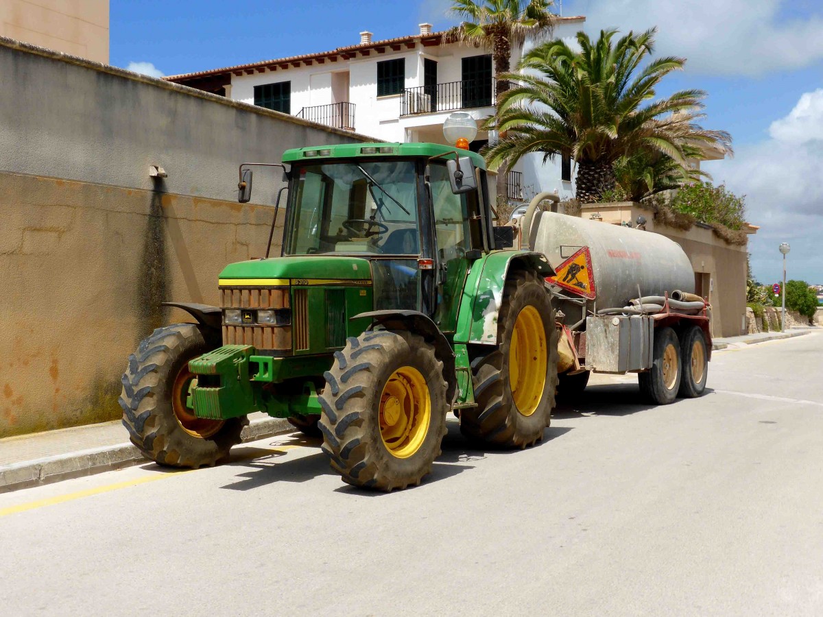 John Deere 6310 gesehen auf dem Weg zum Strand von Es Trenc/Mallorca im Mai 2014