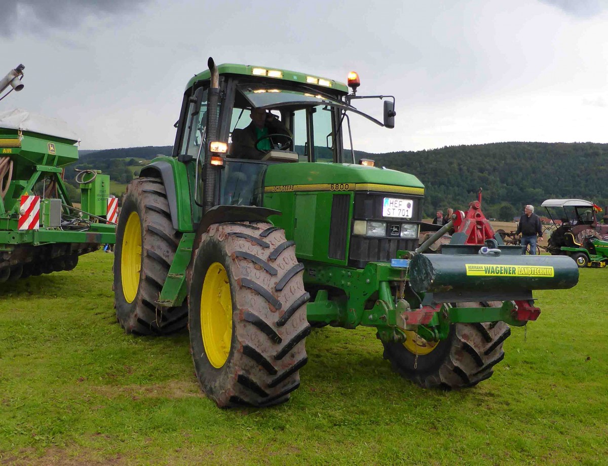 John Deere 6800 steht beim Lanz & John Deere - Treffen in Kirchheim am See im August 2014