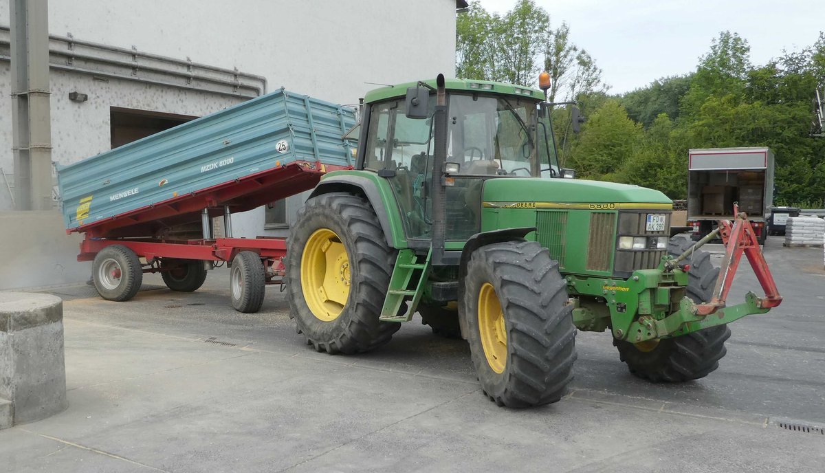 =John Deere 6800 steht zur Getreideanlieferung auf dem Betriebshof der Raiffeisen-Warenzentrale in Hünfeld, 08-2019