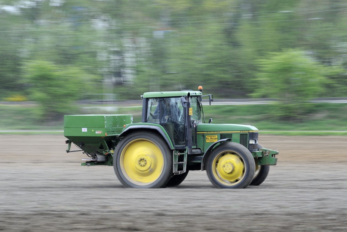 John Deere 6900 mitgezogen bei der Arbeit, Rimburg Übach-Palenberg am 25.4.2015