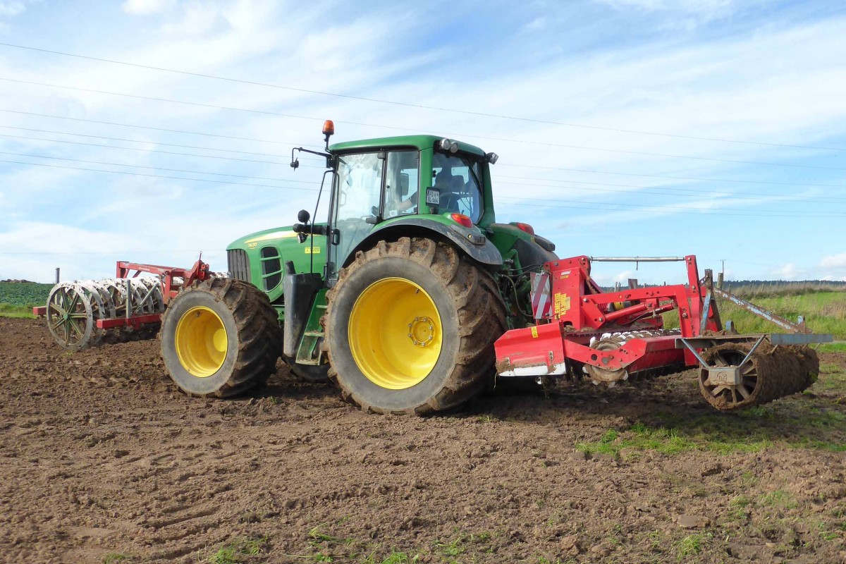 John Deere 7430 bei der Feldarbeit in 36100 Petersberg-Marbach im Oktober 2014