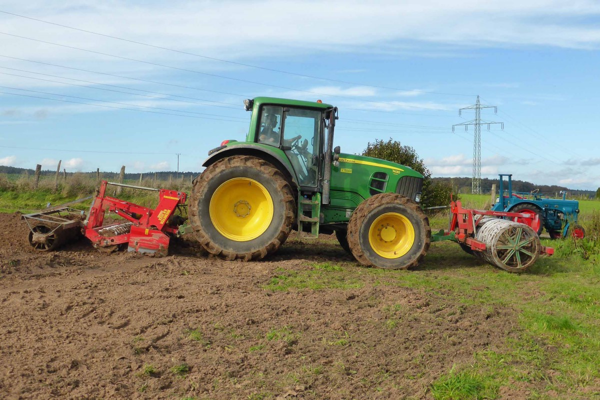 John Deere 7430 bei der Feldarbeit in 36100 Petersberg-Marbach im Oktober 2014
