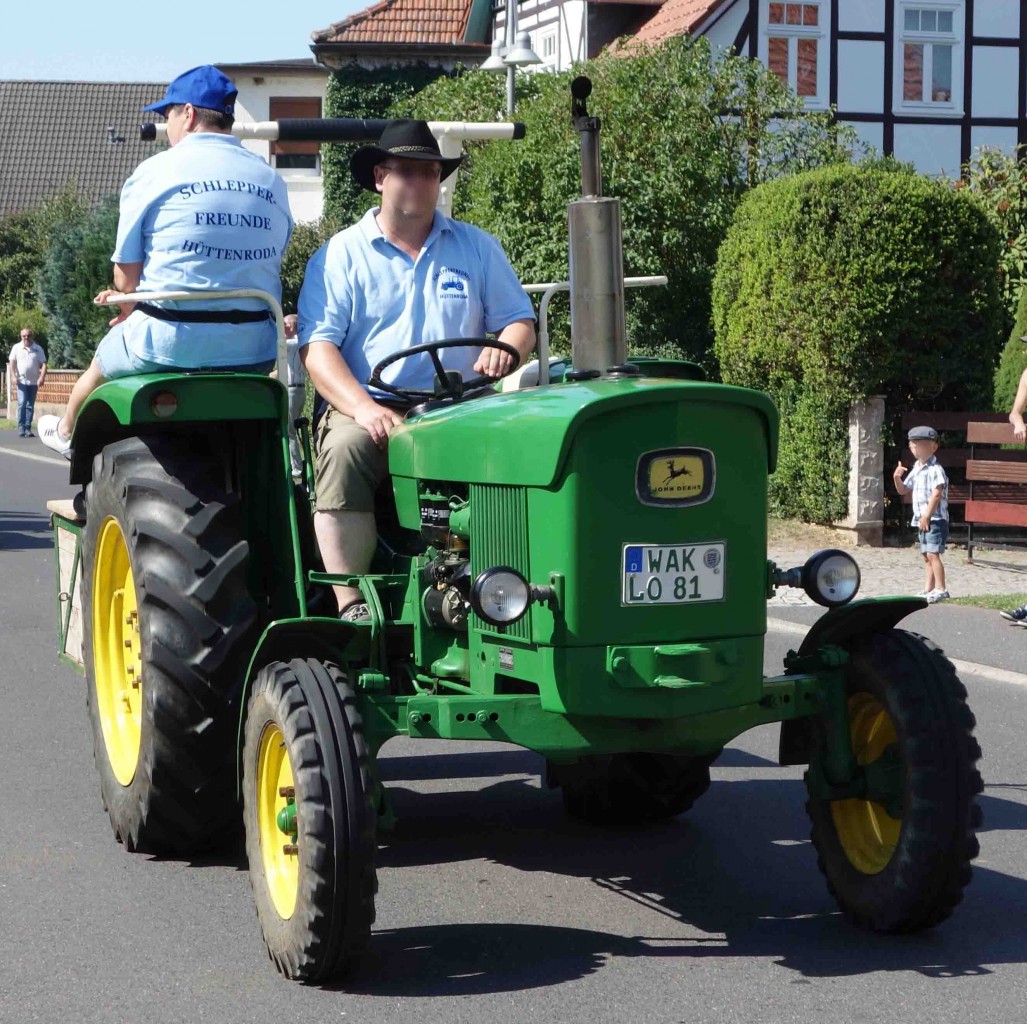 John Deere aus Hüttenroda unterwegs beim Festzug anl. der 2015er Oldtimerausstellung in Pferdsdorf/Thüringen, 08/2015