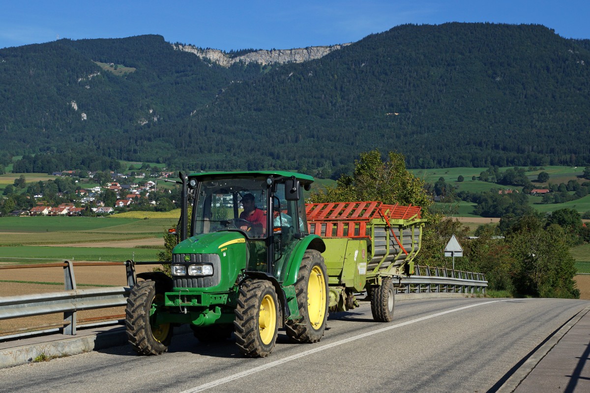 JOHN DEERE: Dasselbe landwirtschaftliche Fuhrwerk mit einem JOHN DEERE 509 M wurde am 26. August 2015 zwischen Selzach und Bettlach forografiert.
Foto: Walter Ruetsch