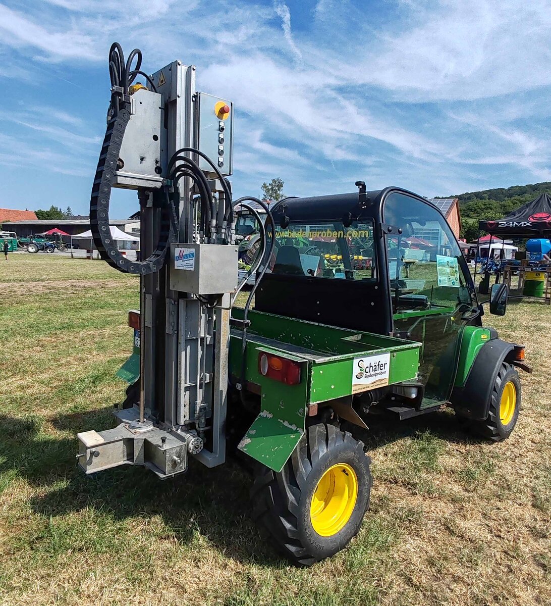 =John Deere Gator 855 D mit Entnahmeger�t f�r Bodenproben, ausgestellt beim Firmengeburtstag:  66 Jahre Lohnunternehmen HERRLICH  aus Langenbieber, 06-2026