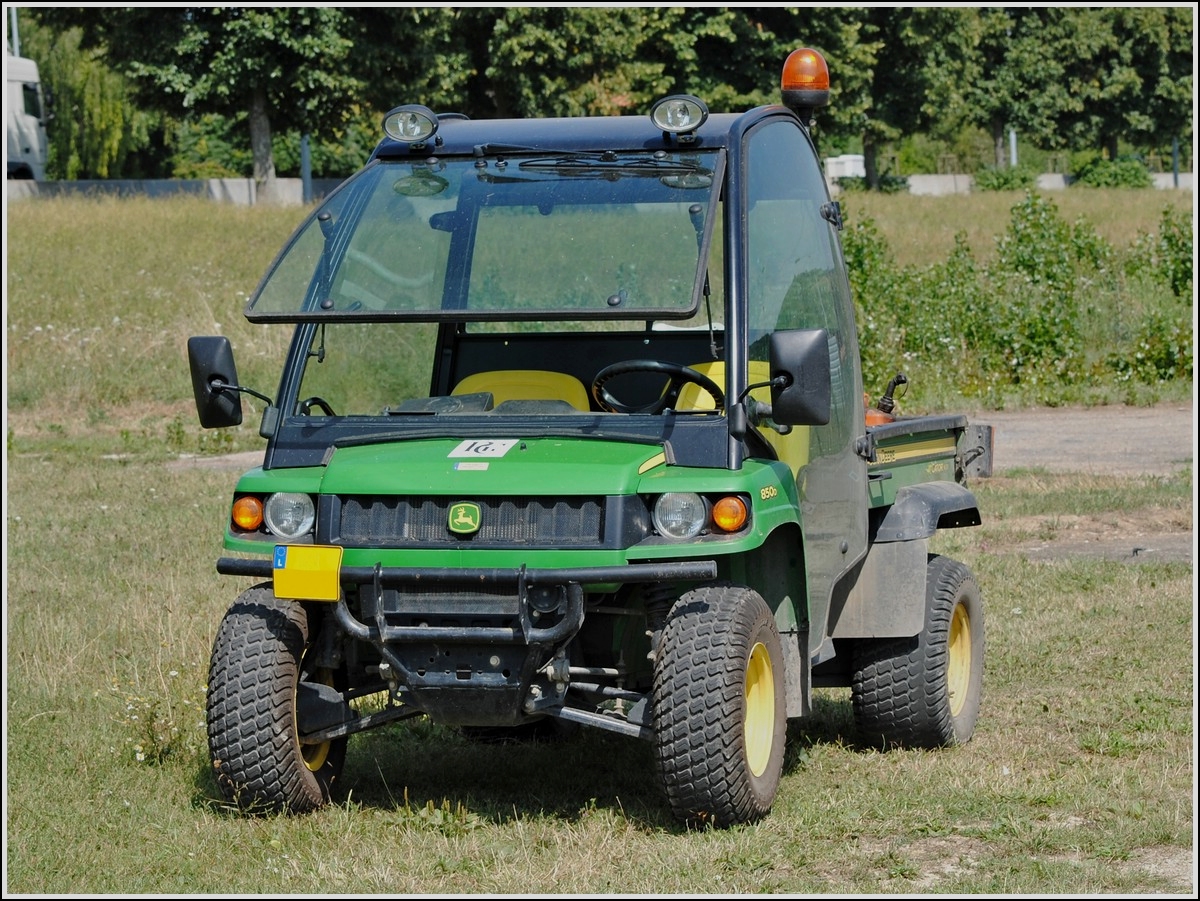 John Deere Grator 850D, kleines Transportfahrzeug steht an einem Wanderweg abgestelt.  21.08.2013