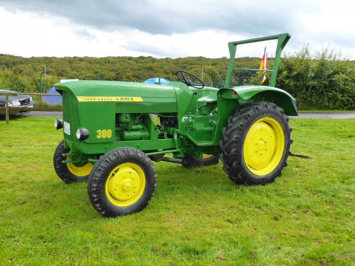 John Deere - Lanz 300 steht beim Lanz & John Deere - Treffen in Kirchheim am See im August 2014