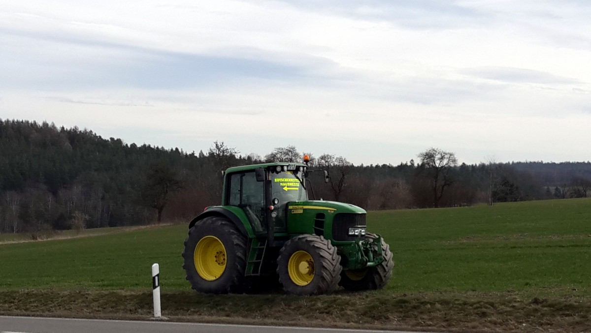 John Deere Traktor der Baureihe 5R auf dem Feld in Zeulenroda-Triebes. 08.03.16
