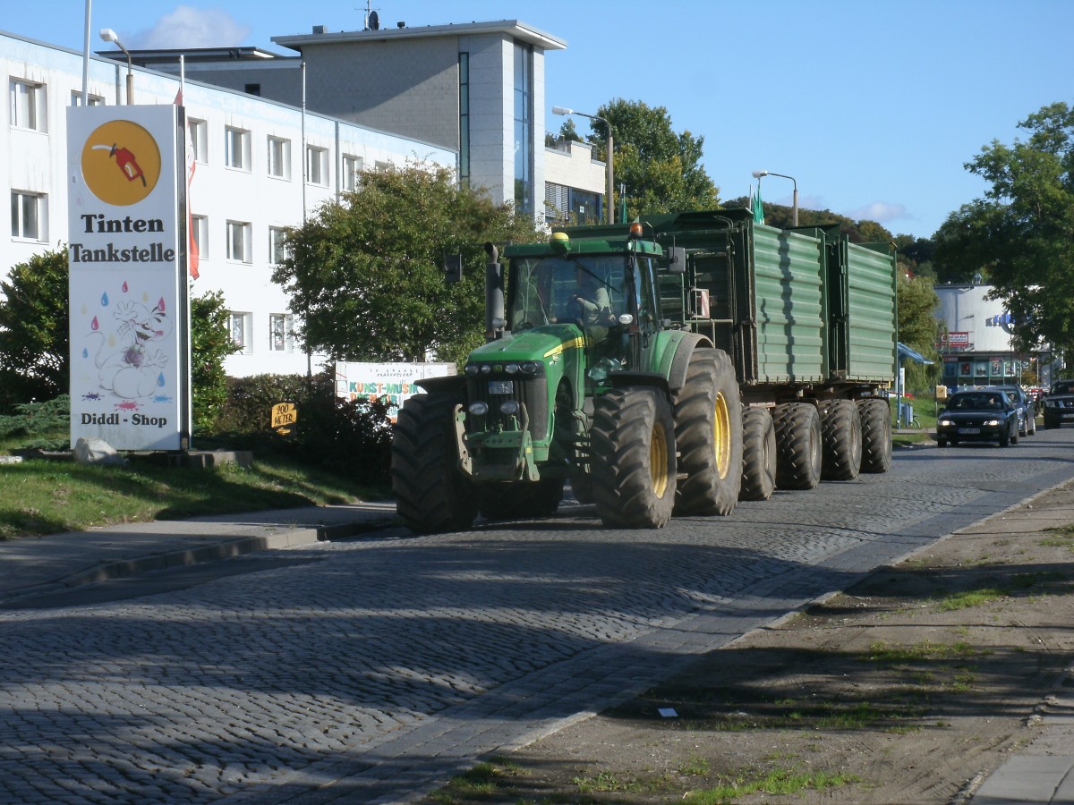 John Deere Traktor bei der Durchfahrt,am 29.September 2013,durch Bergen/Rgen.