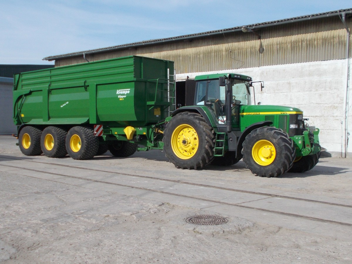 John Deere Traktor,am 23.März 2015,im Industriegelände von Bergen/Rügen.