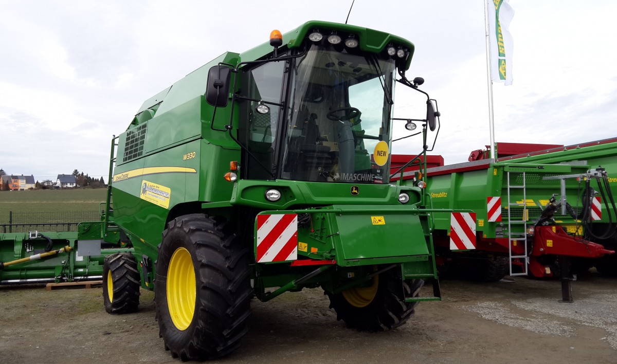 John Deere W330 Mähdrescher zusehn auf der Kotschenreuther Hausmesse in Zeulenroda-Triebes am 08.03.16