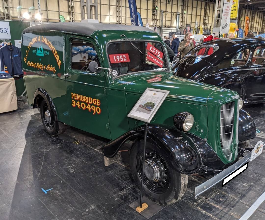 Jowett Bradford Light Van. Der Jowett Bradford Van der Jahre von 1946 bis 1953 ist das bekannteste Nutzfahrzeug der Marke aus der Ortschaft Bradford in der Grafschaft Yorkshire. Seine Verkaufserfolge gründeten sich auf den guten Ruf der Vorkriegsmodelle. Seit dem Jahr 1922 war der recht erfolgreiche Jowett Seven als Nutzfahrzeug erhältlich. Sein drehmomentstarker Vierzylinderboxermotor erwies sich als ideal für sämtliche kleineren Transportaufgaben. Nach WW2 stellte Jowett den Jowett Bradford Commercial vor. Der Vierzylinderboxermotor hatte nun einen Hubraum von 1005 cm³ mit einer Leistung von 8 britischen Steuer-PS (ungefähr 25 PS). Die modernisierte Karosserie des leichten Vans ähnelte jetzt sehr den zeitgenössischen Konkurrenzmodellen von Morris und Ford. Der gezeigte Van wurde im vorletzten Produktionsjahr = 1952 erstmalig zugelassen. NEC Classic Car Show im November 2023 in Birmingham/England.
