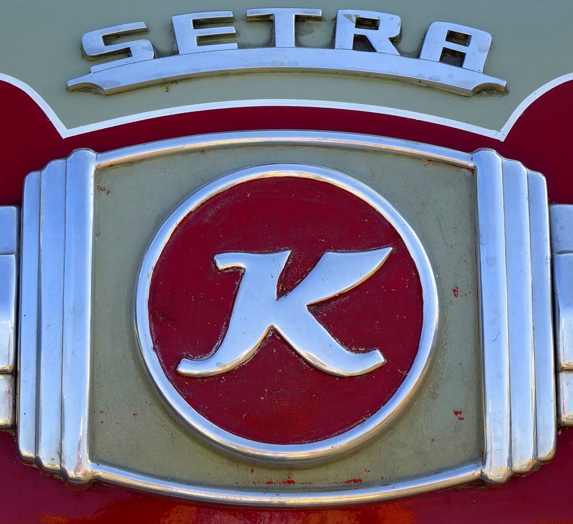 Kssbohrer-Setra, Schriftzug und Logo auf der Motorhaube eines Oldtimerbusses aus Ulm, April 2014