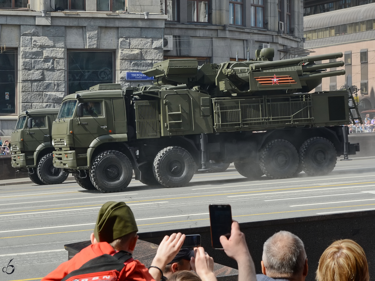 Kamaz 6560 (8×8) mit dem Kurzstrecken-Flugabwehrraketen-System 96K6 Pantsir-S1 / SA-22 Greyhound während der Generalprobe am 7.5.2016 für die Parade zum 71. Jahrestag des Sieges über Nazi-Deutschland im Zweiten Weltkrieg in Moskau.