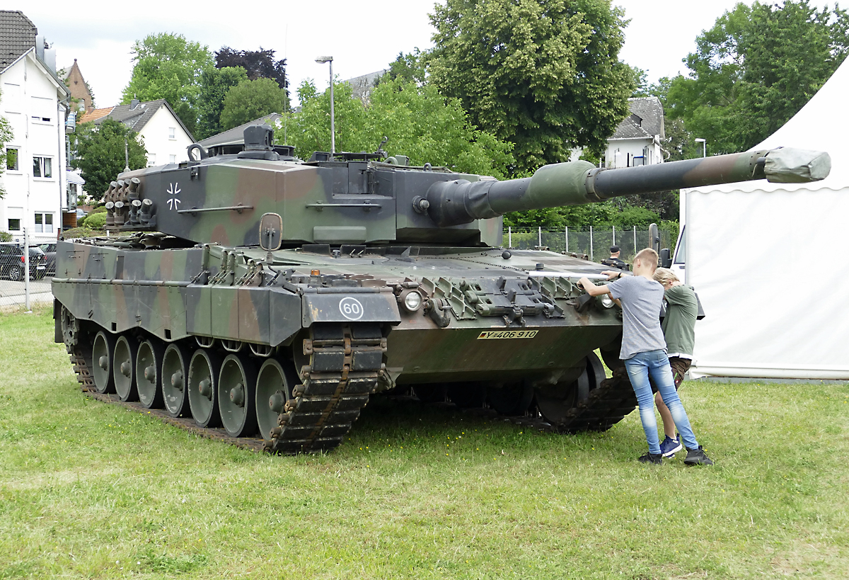 Kampfpanzer Leopard 2A4, 120 mm Kanone / 1.495 PS / 55 to, beim Tag der Bundeswehr in Koblenz - 15.06.2019