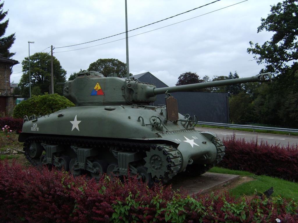 Kampfpanzer M4A1 Sherman aufgestellt als Denkmal in Vielsalm, Belgien (02.09.2007)