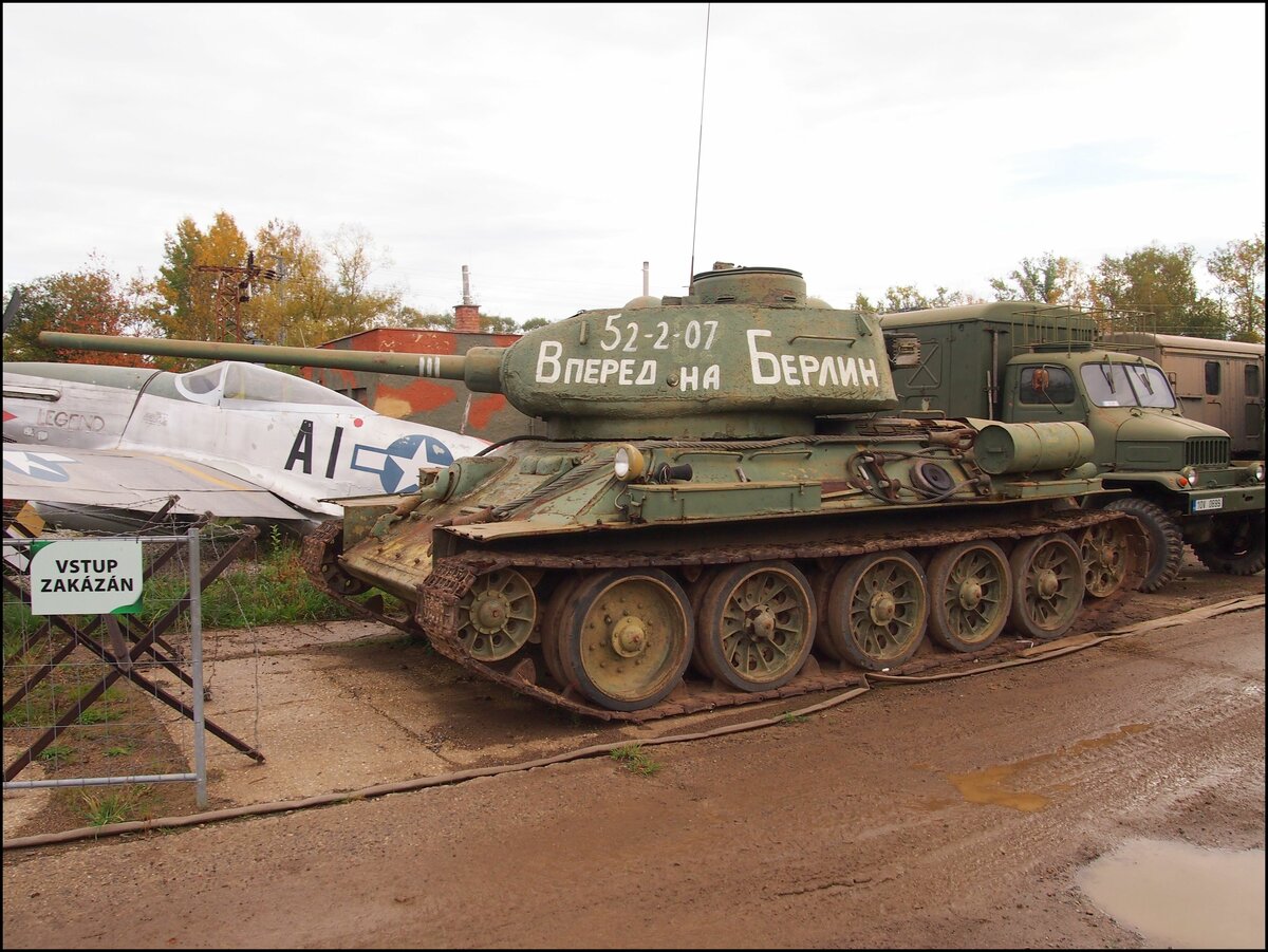 Kampfpanzer T-34/85 im Military Museum Rokycany am 16.10. 2022.