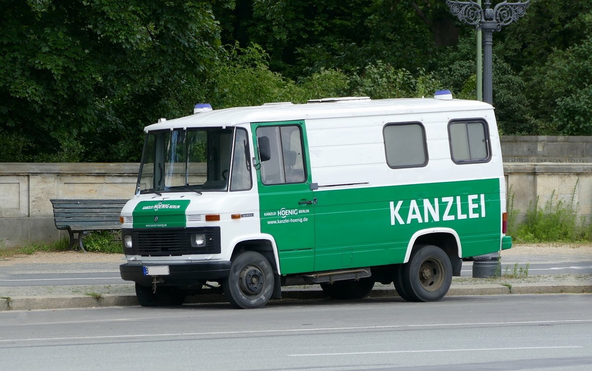 ,,KANZLEI'', Mercedes MB 508D, Promo.-Fahrzeug einer Anwaltskanzlei, so gesehen in Berlin, Juli 2017.(508 D)
