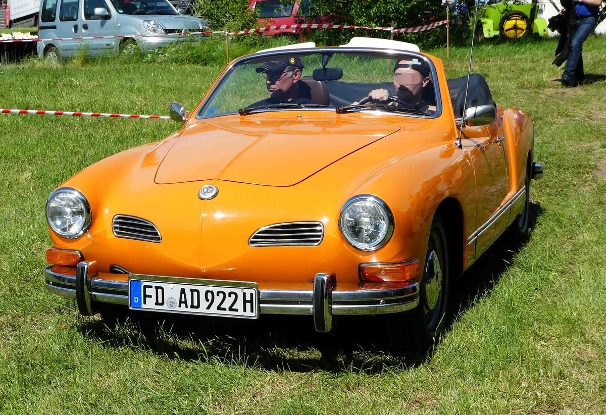 =Karmann Ghia rollt zu seinem Standplatz bei der Oldtimerausstellung in Thalau im Mai 2017