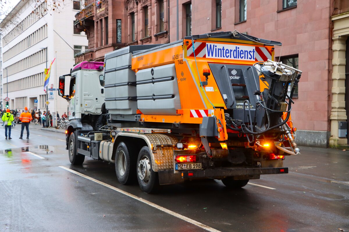 KAW Mainz Mercedes Benz Arocs 2545 mit Tankaufbau zum Straßenreinigen am 16.02.26 in Mainz am Rosenmontag bei den Aufräumarbeiten nach dem Umzug
