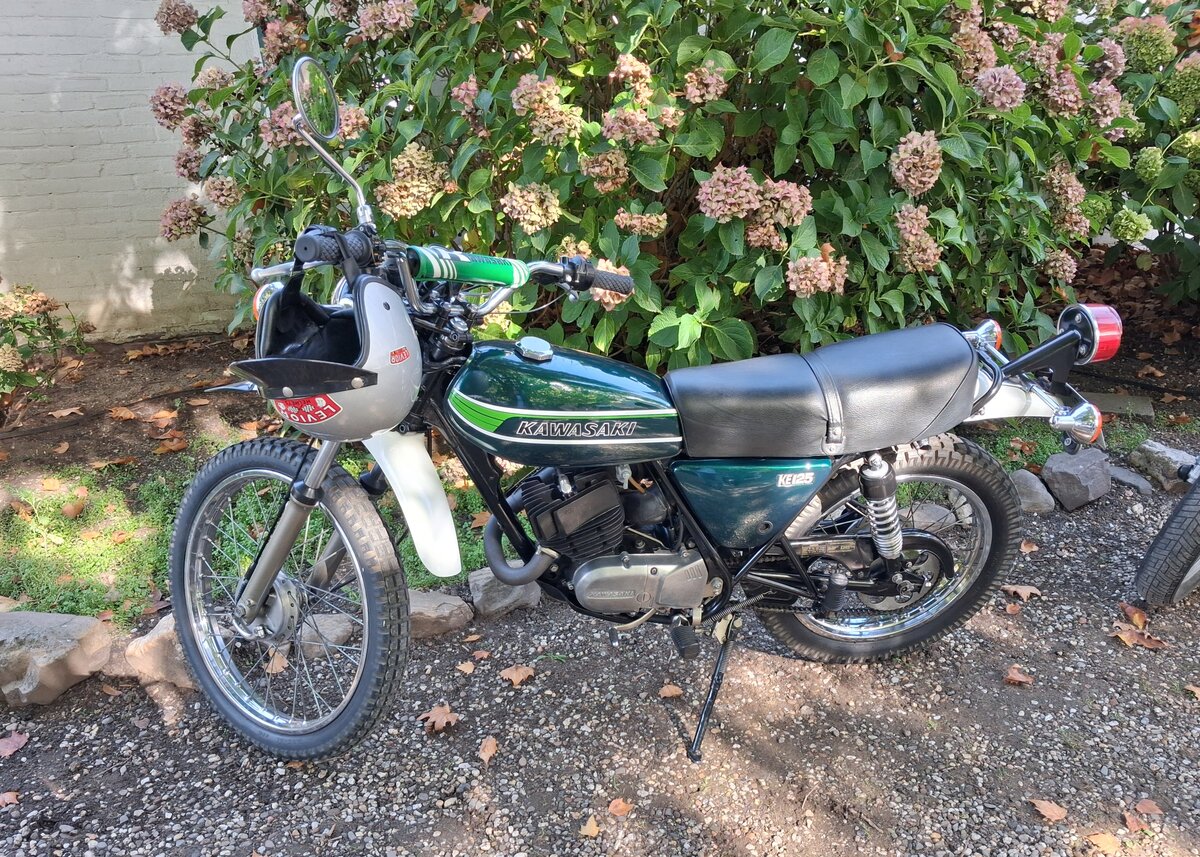 Kawasaki KE125. Dieses leichte Enduro-Motorrad wurde von 1976 bis 1985 in Deutschland verkauft. Der fahrtwindgek�hlte Einzylinderzweitaktmotor hat einen Hubraum von 125 cm� und leistet 10 PS, die mittels eines Sechsganggetriebes auf die Stra�e gebracht werden. Das kleine Motorrad soll angeblich bis zu 95 km/h schnell sein. Cars & Castle auf Schlo� Lauersfort in Moers am 03.10.2026.