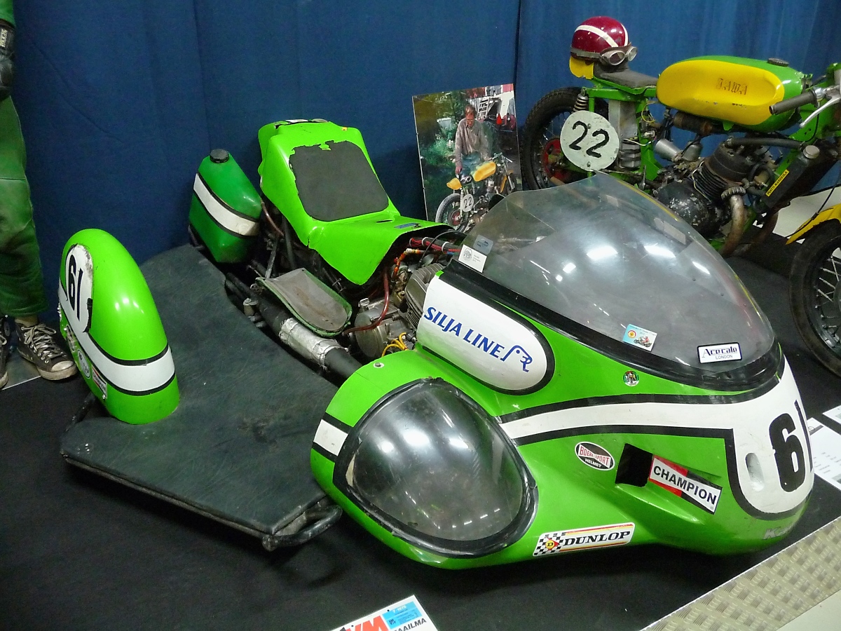 Kawasaki TT mit Beiwagen, gewann 1974 die finnische Seitenwagen-Meisterschaft.

Gebaut 1973, 3 Zylinder, 90 PS, 500 ccm, 163 kg.

Mobilia Automuseo, Kangasala, Finnland, 14.4.2013