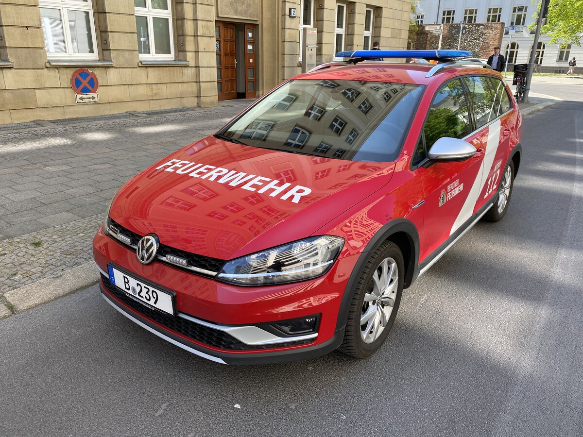 KdoW der Feuerwehr Berlin auf VW Passat in Berlin-Mitte, Mai 2022.