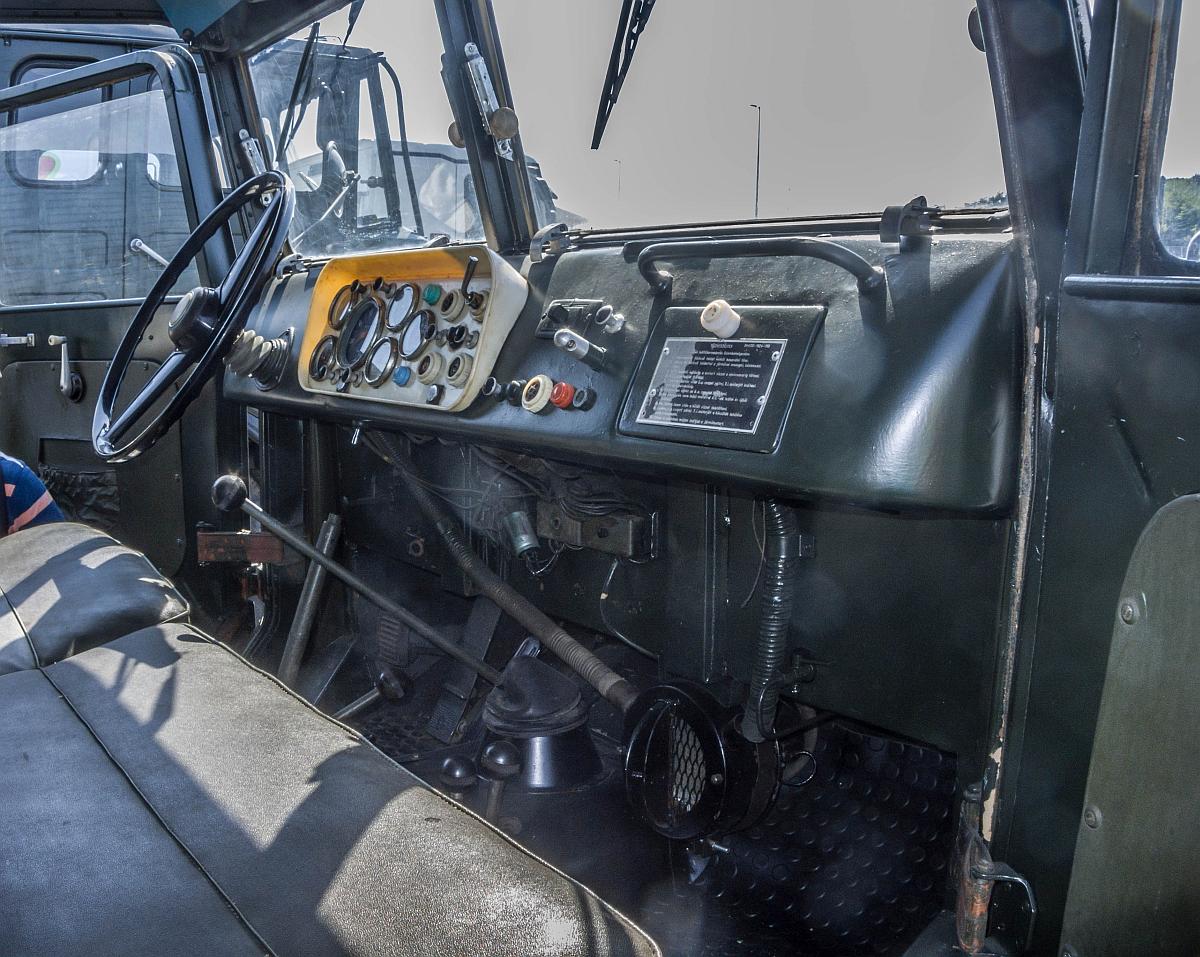 Kein freundlicher Raum: Interieur des Csepel D-344. Zwischen 1962 und 1975 wurden 5400 Stücke gebaut. 4x4 Antrieb, 8 Tonnen Gewicht, höchstens 82Km/Stunde, 95PS und 325Nm @ 1500rpm. Foto: 26.08.2017