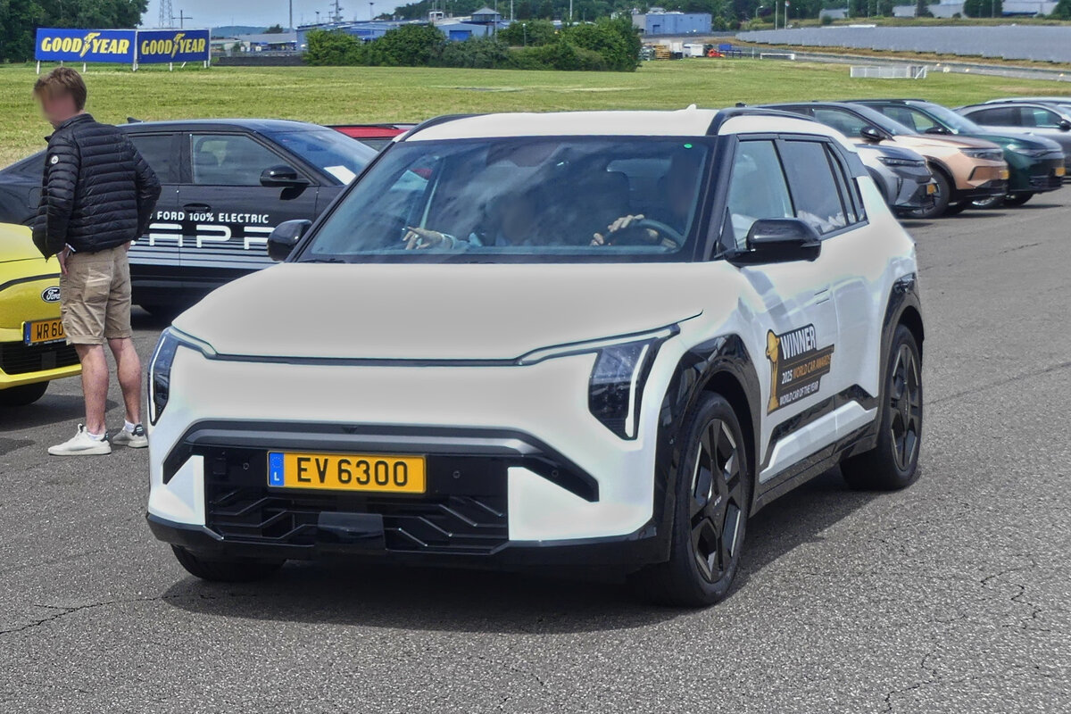 KIA EV 3, beendet seine Runde beim e-drive Day in Colmar Berg, 15.06.2025