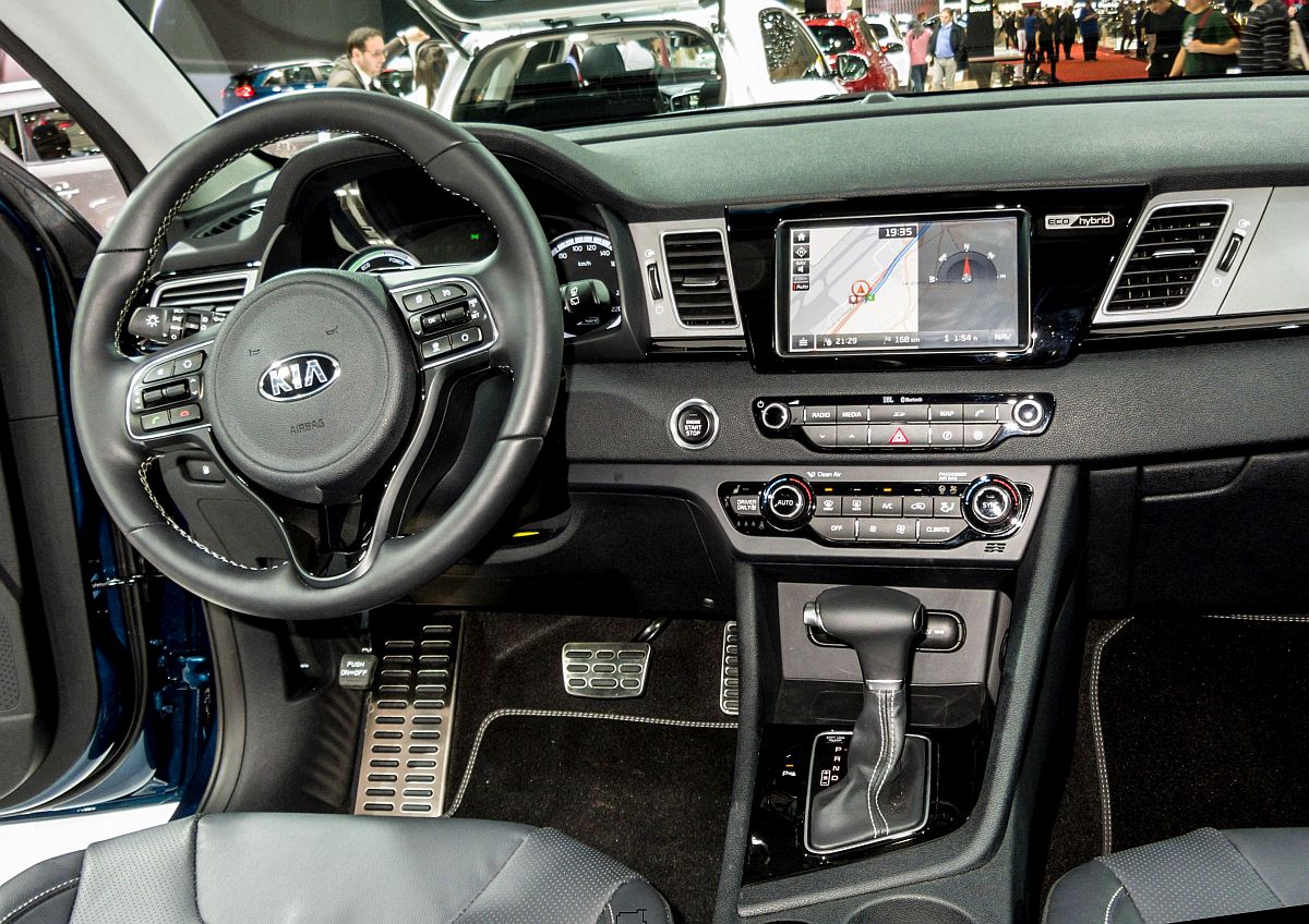 Kia Niro Hybrid, sitzprobe auf dem Autosalon Genf 2016