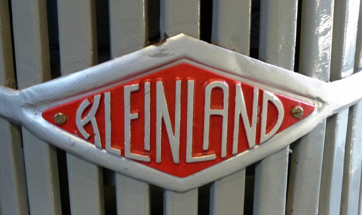 Kleinland, Schriftzug am Khler eines Oldtimer-Traktore, die Firma Burischek in Breitenbrunn/Allgu baute von 1949-56 Traktoren unter diesem Namen, Sept.2013