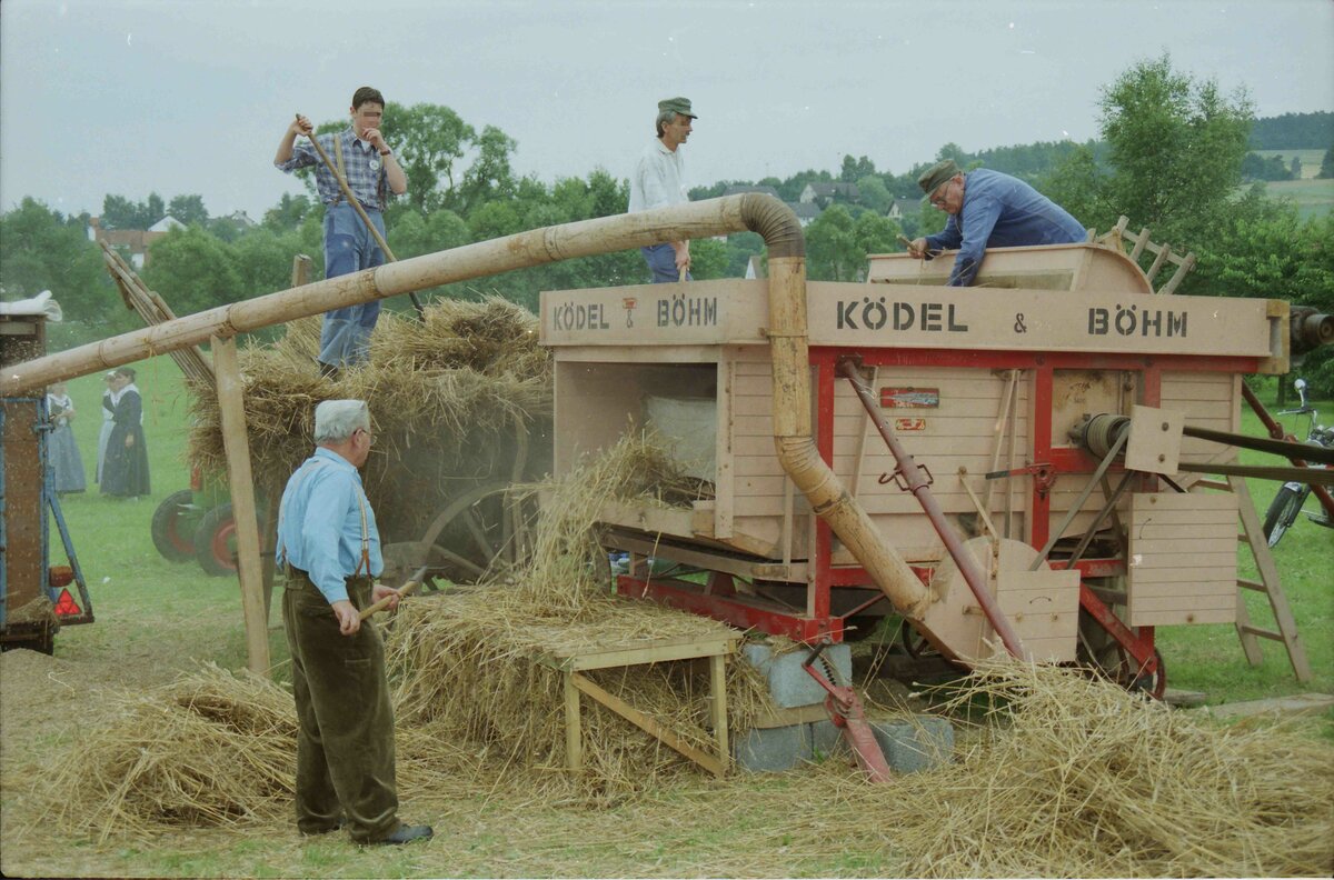 =Ködel und Böhm-Dreschmaschine steht beim Ortsjubiläum von REILOS im Jahr 1997 (analoges Foto bearbeitet)
