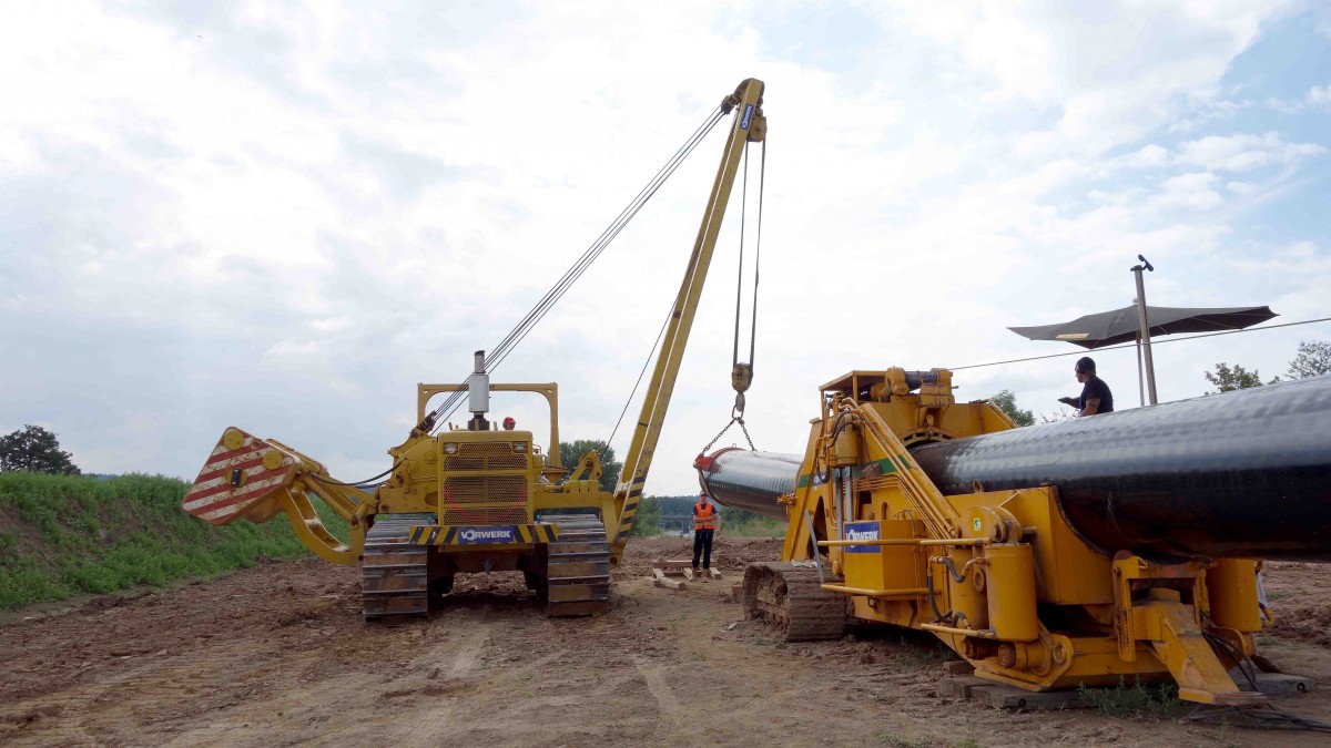 Komatsu D 355 C untersttzt die Rohrbiegemaschine beim Gasleitungsbau an der MIDAL-Trasse, August 2013 