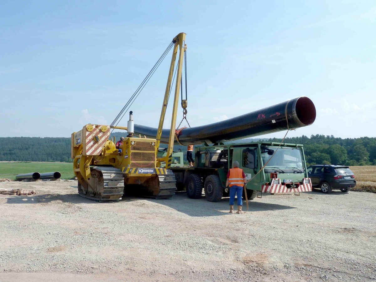Komatsu D 355 C von  Vorwerk  belädt den Gasrohrtransporter von  Finke - Spezialtransporte in der Gemarkung von 36100 Petersberg-Marbach, August 2013