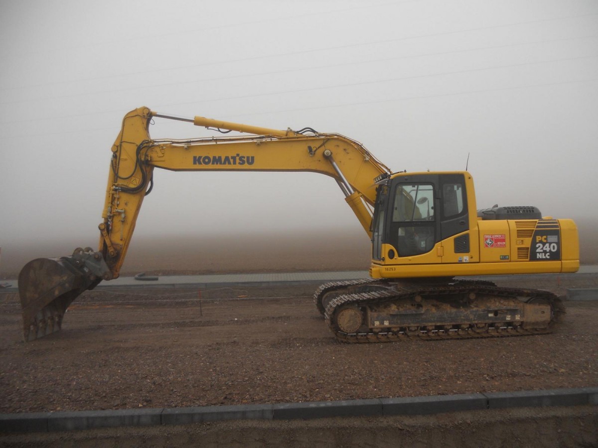 Komatsu PC 240 NLC-8 am 01.11.2010 in der Nähe von Trier-Föhren