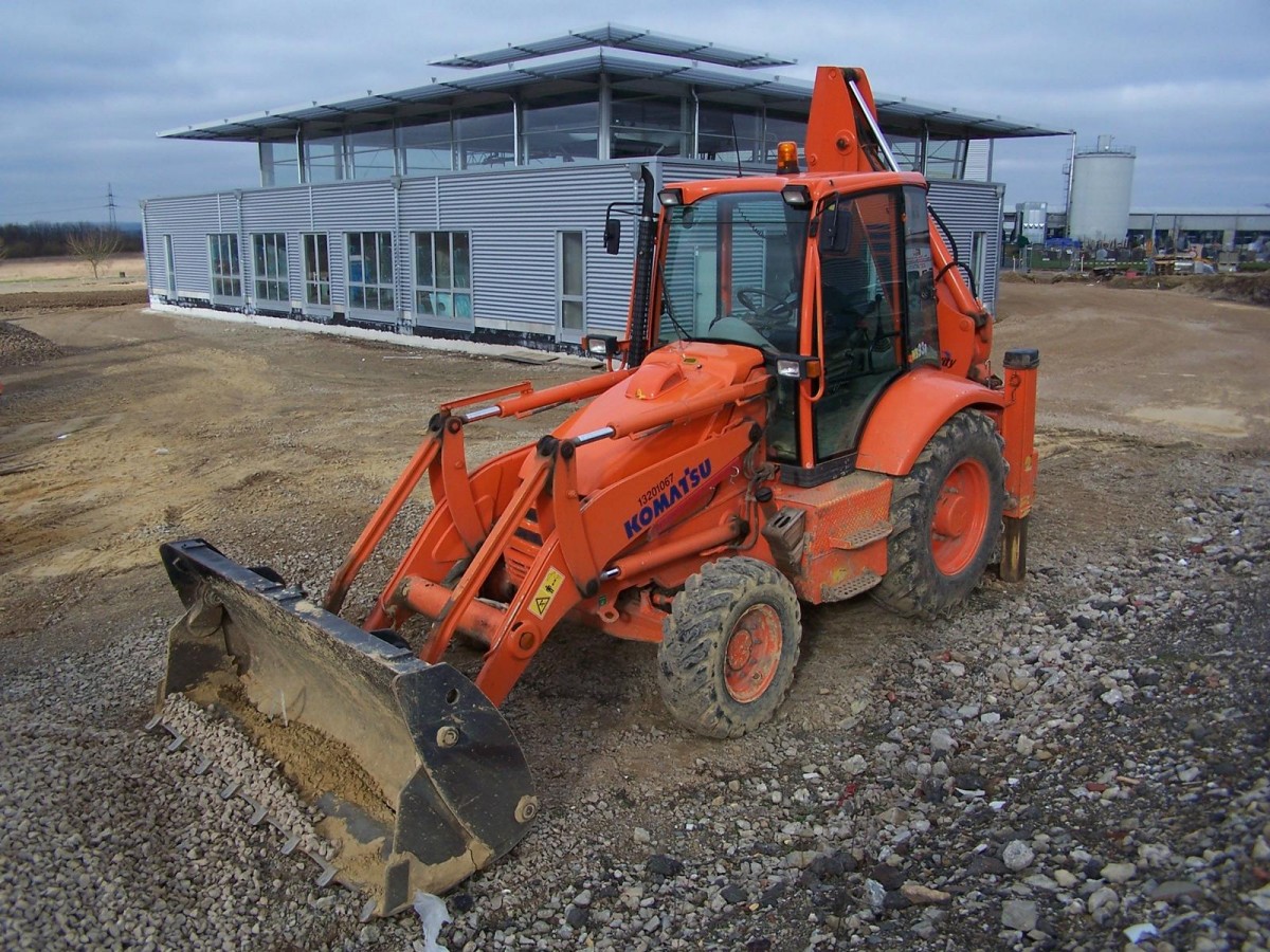 Komatsu WB 93 R-2 auf einer Baustelle in Bitburg, 04.02.2007