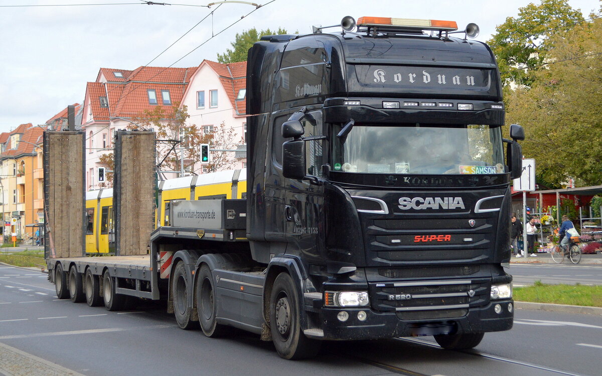 Korduan Transporte GmbH mit einem Sattelzug für Baumaschinentransporte mit VOLVO SUPER R 520 Zugmaschine am 04.10.22 Berlin Karlshorst.