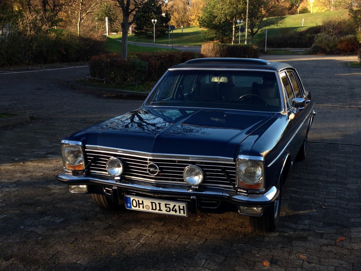 Kosmosblauer Opel Diplomat B 5.4 V8 Buajahr 1976 aufgenommen in Travemünde im Oktober 2013.