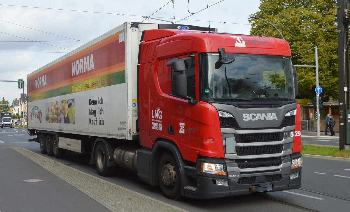 KP Logistik Wustermark GmbH mit einem Kühlthermo-Sattelzug für den Discounter NORMA mit SCANIA R 410 Zugmaschine mit Erdgasantrieb am 04.10.22 Berlin Karlshorst.