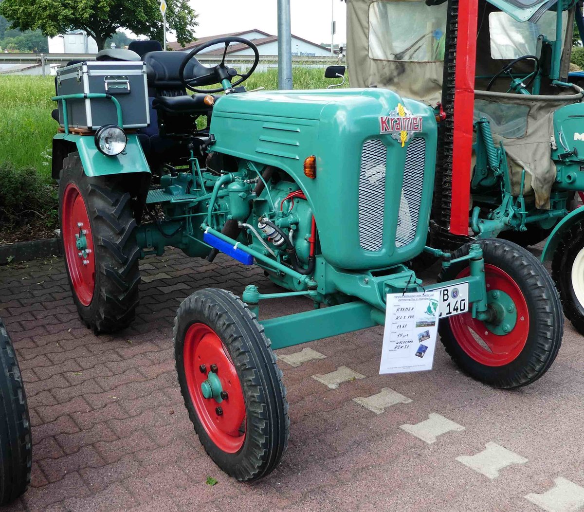 =Kramer KLS 140 steht bei der Traktorenausstellung  Ahle Bulldogge us Angeschbach oh Lannehuse  in Angersbach im Juni 2018