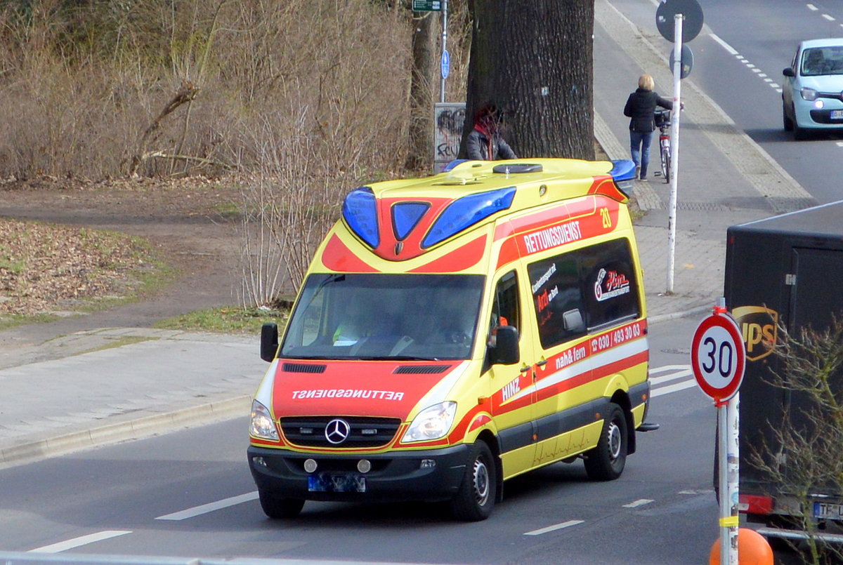 Krankentransport Hinz GmbH aus Berlin mit einem MB Sprinter Krankentransportfahrzeug (Nr.20) am 22.03.21 Berlin Buch.