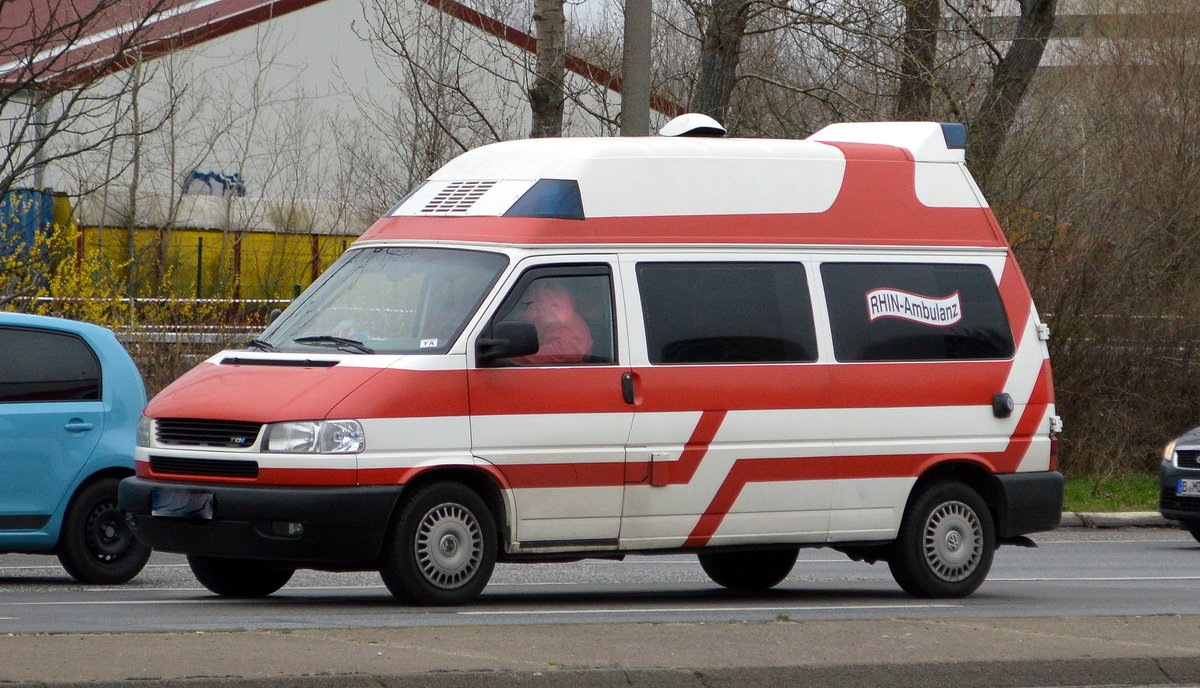 Krankentransport Kantelberg Rhin-Ambulanz aus Berlin mit einem VW Krankentransportfahrzeug mit Hochdach am 13.03.20 Berlin Marzahn.